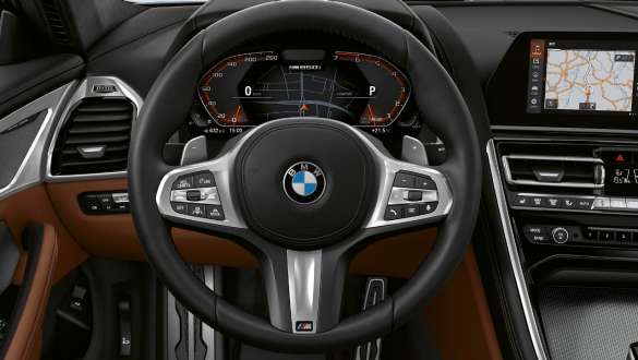 Δερμάτινο τιμόνι M. Κόκπιτ της BMW M850i xDrive Coupé με δερμάτινο τιμόνι Μ.
