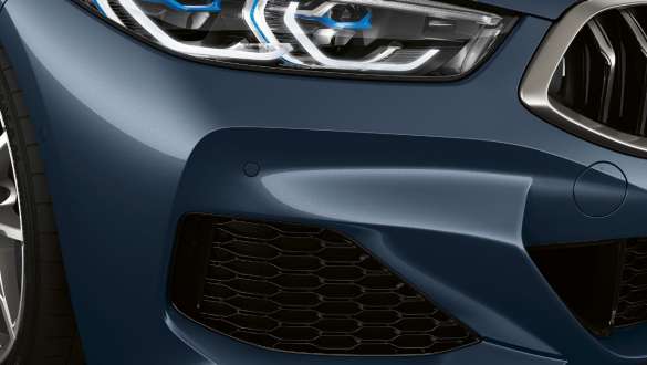 Εισαγωγές αέρα του Αεροδυναμικού πακέτου M. BMW M850i xDrive Coupé σε μπλε Barcelona μεταλλικό με Αεροδυναμικό πακέτο Μ, εισαγωγές αέρα.