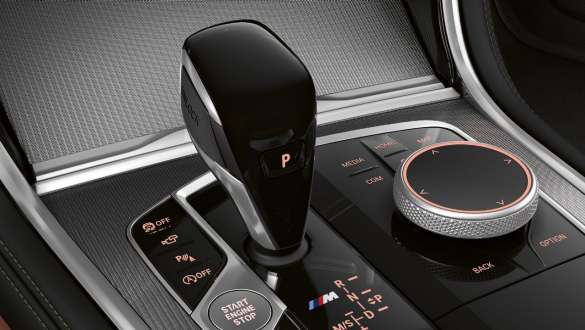 Διακοσμητικά στοιχεία από γυαλί 'CraftedClarity'. BMW M850i xDrive, εσωτερικό, κοντινή λήψη επιλογέα σχέσεων με διακοσμητικά στοιχεία από γυαλί 'CraftedClarity'.