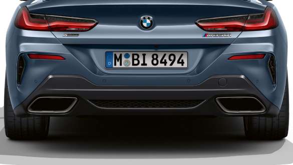 Απολήξεις εξάτμισης, αριστερά και δεξιά. BMW M850i xDrive Coupé με απολήξεις εξάτμισης δεξιά και αριστερά.