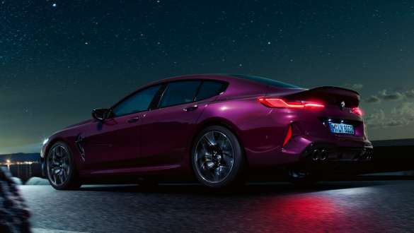 BMW M8 Competition Gran Coupé μπροστινή τρία τέταρτα με χαμηλή γωνία λήψη BMW M8 Competition Gran Coupé με xDrive F93 2020 BMW Individual Ametrine μεταλλική μπροστινή τρία τέταρτα με χαμηλή γωνία λήψη
