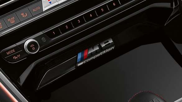 Έμβλημα Competition BMW M8 Competition Gran Coupé Κεντρική κοσνόλα με έμβλημα Competition BMW M8 Competition Gran Coupé F93 2020 εσωτερικό