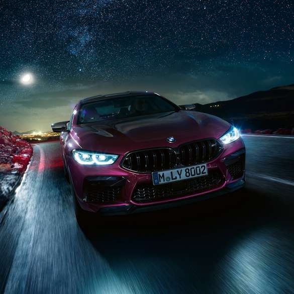 BMW M8 Competition Gran Coupé μπροστινή λήψη εν κινήσει BMW M8 Competition Gran Coupé F93 2020 BMW Individual Ametrine μεταλλικό μπροστινή λήψη εν κινήσει