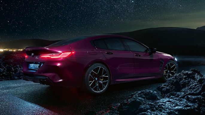 BMW M8 Competition Gran Coupé πλαϊνή λήψη τριών τετάρτων από πίσω BMW M8 Competition Gran Coupé F93 2020 BMW Individual Ametrine μεταλλικό πλαϊνή λήψη τριών τετάρτων από πίσω