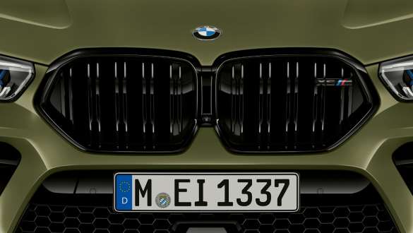 Μ μάσκα "νεφρών" της BMW Χ6 M Competition, F96 Μ πλευρικές εισαγωγές αέρα, BMW X6 M Competition, F96, 2020, SUV, BMW Individual ειδικό χρώμα αμαξώματος πράσινο Urban, εξωτερικό