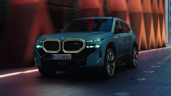 BMW XM, G09, V8, Plug-In-Hybrid, πλαϊνή λήψη BMW XM, G09, V8, Plug-In-Hybrid, πλαϊνή λήψη μπροστά από κτίριο