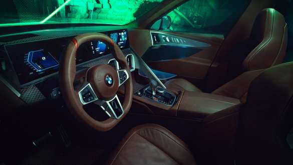 BMW Concept XM (G09), cockpit, πλαϊνή λήψη, επιβάτης, κοντινή λήψη κεντρικής κονσόλας BMW Concept XM (G09), cockpit, πλαϊνή λήψη, επιβάτης, κοντινή λήψη κεντρικής κονσόλας