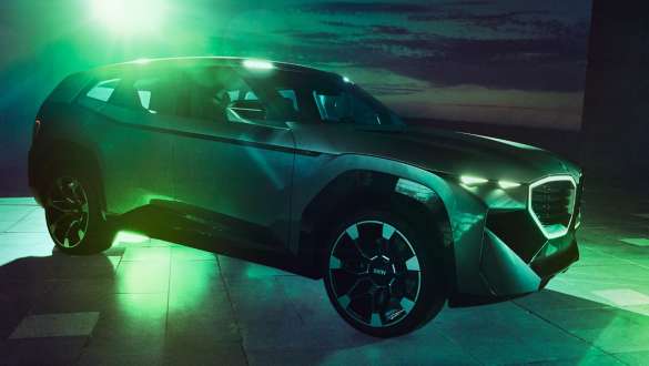 BMW Concept XM (G09), πλαϊνή λήψη τριών τετάρτων, σε κίνηση BMW Concept XM (G09), πλαϊνή λήψη τριών τετάρτων, σε κίνηση