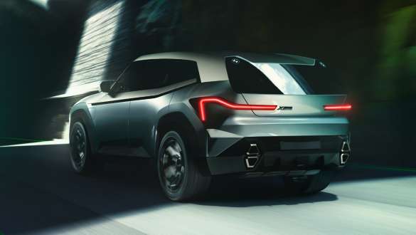 BMW Concept XM (G09), πίσω λήψη τριών τετάρτων, σε κίνηση BMW Concept XM (G09), πίσω λήψη τριών τετάρτων, σε κίνηση