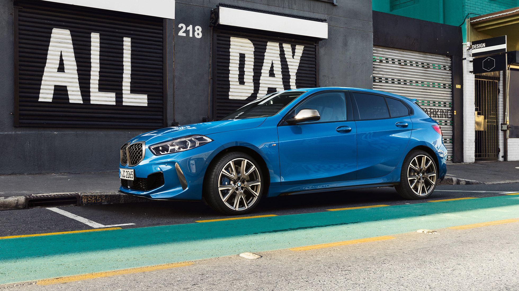 BMW Σειρά 1, σταθμευμένη. BMW Σειρά 1 σε μπλε Misano μεταλλικό, πλαϊνή λήψη σε χώρο στάθμευσης.