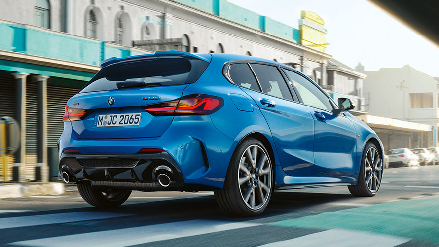 BMW Σειρά 1, F40, πίσω λήψη τριών τετάρτων, σε κίνηση BMW Σειρά 1, F40, σε μπλε Misano μεταλλικό, πίσω λήψη τριών τετάρτων σε κίνηση