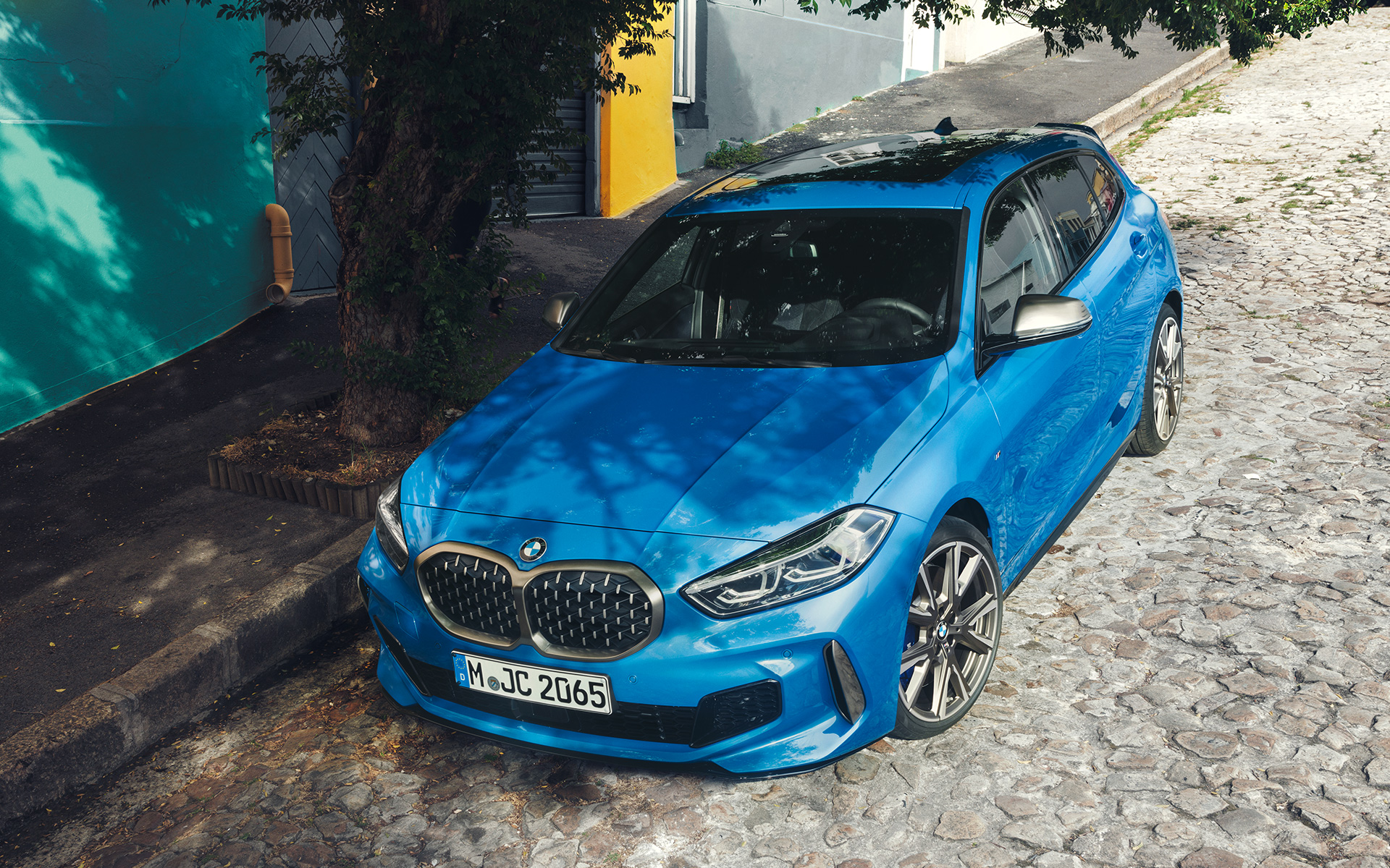 BMW Σειρά 1, M135i, F40 στην άκρη του δρόμου BMW Σειρά 1, M135i, F40 σε μπλε Misano μεταλλικό, μπροστινή λήψη τριών τετάρτων, σταθμευμένη στην άκρη του δρόμου, ευρυγώνια λήψη
