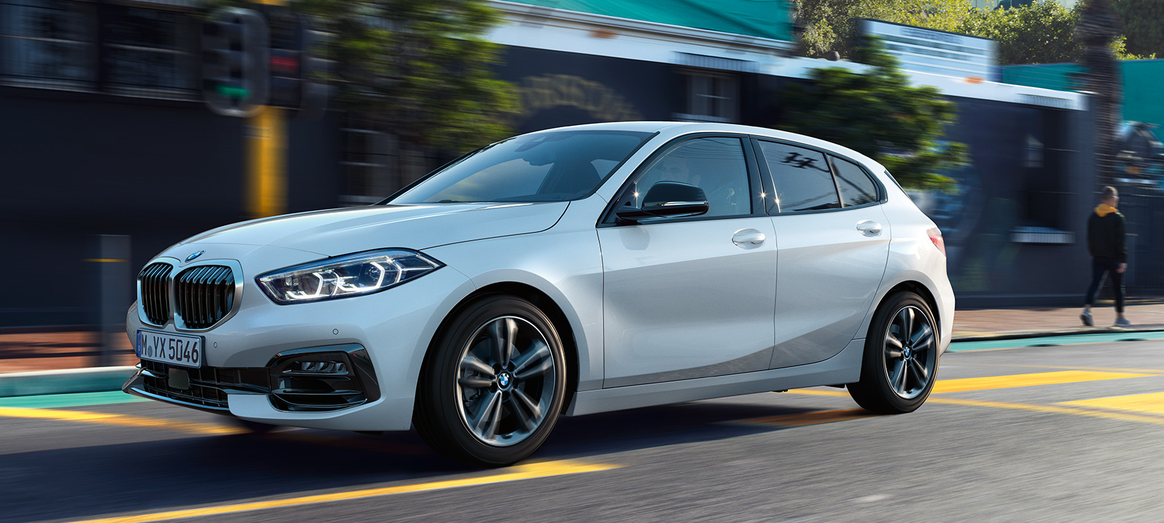 BMW Σειρά 1, F40, Έκδοση Sport Line, πλαϊνή λήψη τριών τετάρτων BMW Σειρά 1, F40, Έκδοση Sport Line σε λευκό Mineral μεταλλικό, πλαϊνή λήψη τριών τετάρτων, σε κίνηση