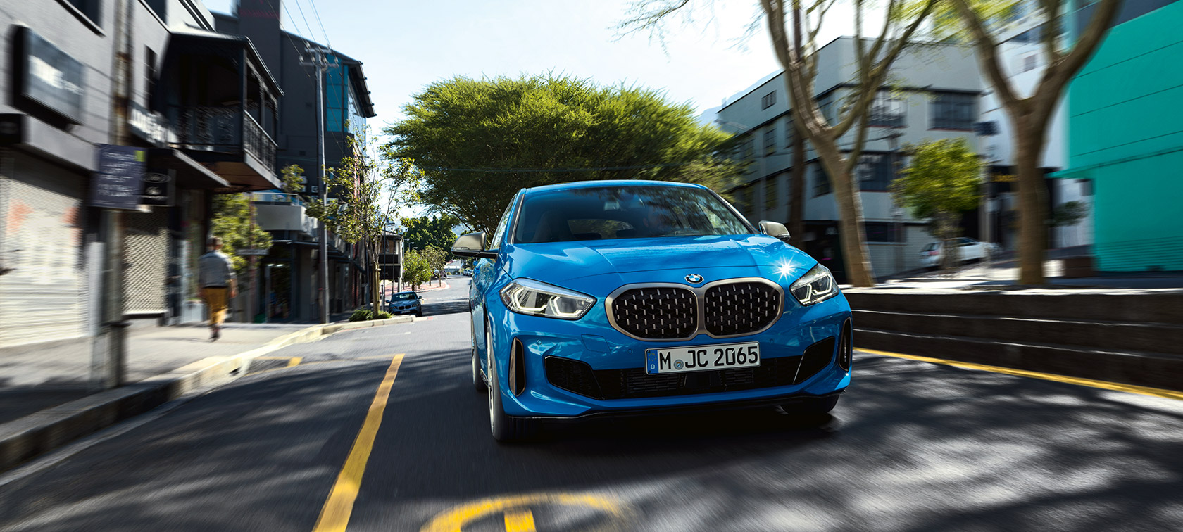 BMW Σειρά 1, F40, μπλε Misano μεταλλικό, μπροστινή λήψη σε κίνηση