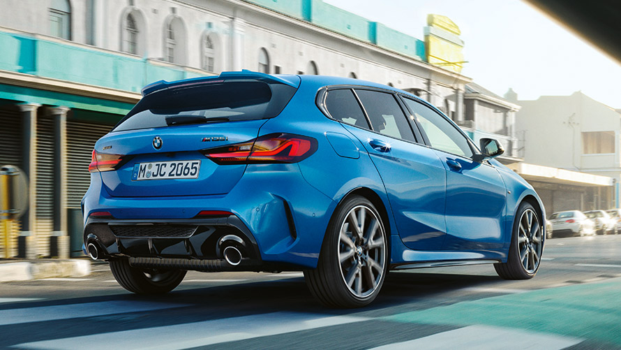 BMW Σειρά 1, F40, πίσω λήψη τριών τετάρτων, σε κίνηση BMW Σειρά 1, F40, σε μπλε Misano μεταλλικό, πίσω λήψη τριών τετάρτων σε κίνηση