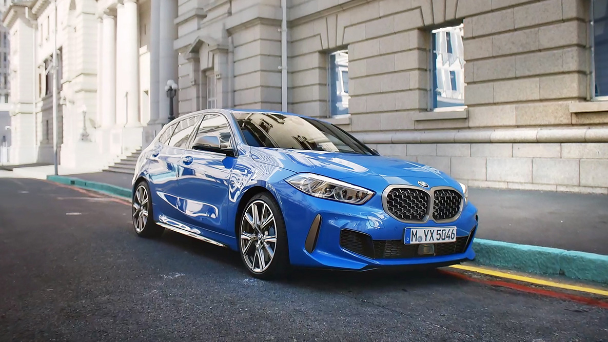 BMW Σειρά 1, F40, σταθμευμένη BMW Σειρά 1, F40 σε μπλε Misano μεταλλικό, πλαϊνή λήψη σε χώρο στάθμευσης