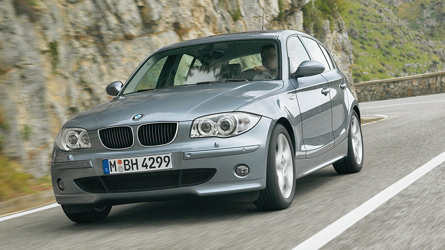 BMW Σειρά 1 (E87), μπροστινή λήψη τριών τετάρτων, κινούμενη μπροστά από λόφο BMW Σειρά 1 (E87), μπροστινή λήψη τριών τετάρτων, κινούμενη μπροστά από λόφο