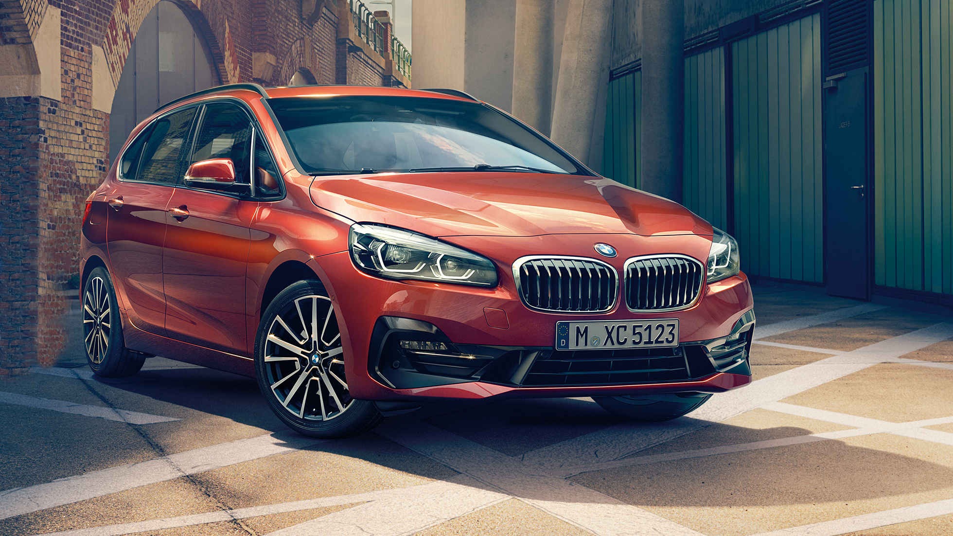 Εξωτερικό, BMW Σειρά 2 Active Tourer BMW Σειρά 2 Active Tourer F45 2018, πορτοκαλί Sunset μεταλλικό, μπροστινή λήψη τριών τετάρτων, σταθμευμένη σε στενό δρόμο