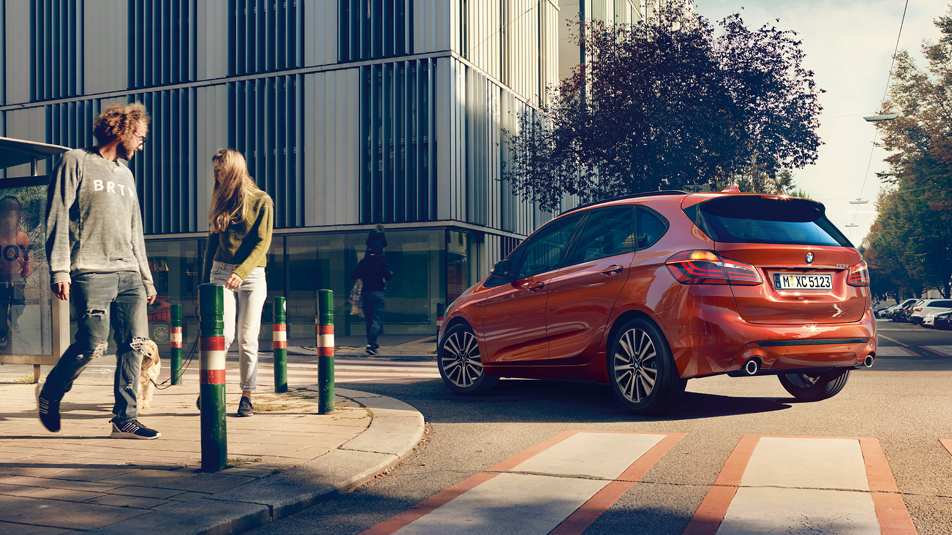 Δυναμική οδήγησης, BMW Σειρά 2 Active Tourer Δυναμική οδήγησης, BMW Σειρά 2 Active Tourer 220i F45, πορτοκαλί Sunset μεταλλικό, πίσω λήψη τριών τετάρτων