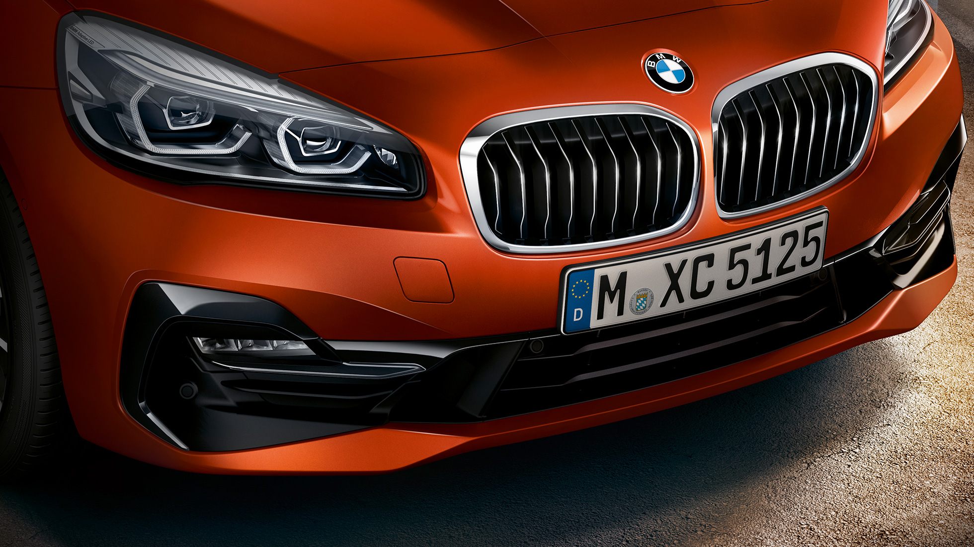 Μάσκα με διπλά "νεφρά", BMW Σειρά 2 Active Tourer Μάσκα με διπλά "νεφρά", BMW Σειρά 2 Active Tourer F45, πορτοκαλί Sunset μεταλλικό, κοντινή λήψη μπροστά