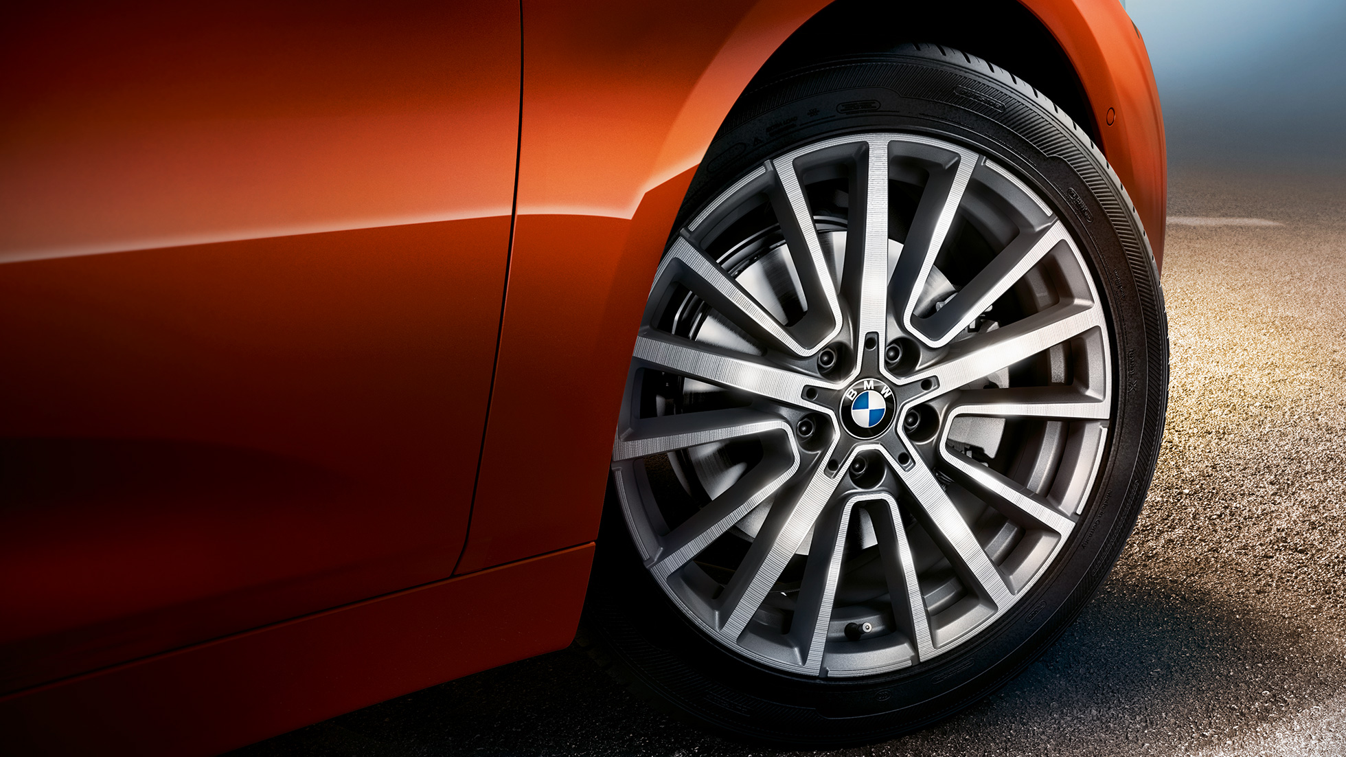 Ζάντα ελαφρού κράματος, BMW Σειρά 2 Active Tourer Ζάντα ελαφρού κράματος, BMW Σειρά 2 Active Tourer F45, πορτοκαλί Sunset μεταλλικό, κοντινή λήψη στον τροχό