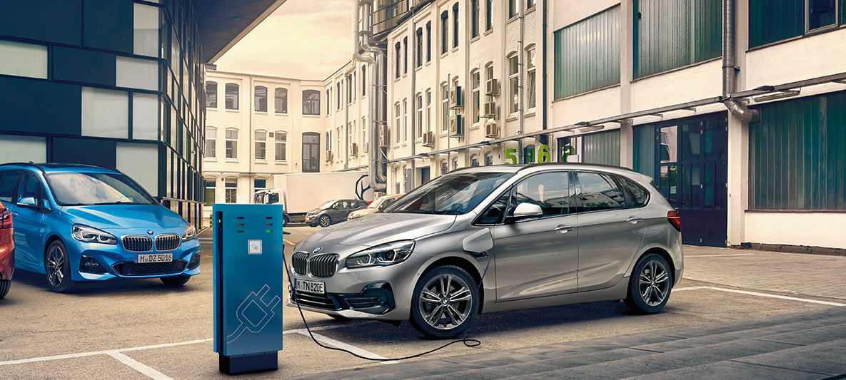 BMW 225xe Active Tourer BMW 225xe Active Tourer F45, σταθμευμένη σε σταθμό φόρτισης