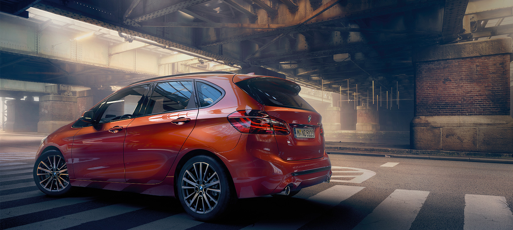 Πλαϊνή λήψη, BMW Σειρά 2 Active Tourer BMW Σειρά 2 Active Tourer F45, πορτοκαλί Sunset μεταλλικό, πλαϊνή λήψη, σταθμευμένη σε αίθουσα