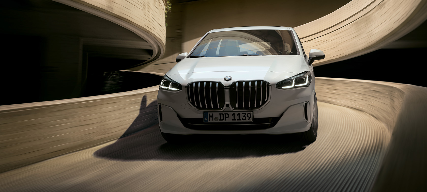 BMW Σειρά 2 Active Tourer, U06, 2021, λευκό Mineral μεταλλικό, κινούμενη σε χώρο στάθμευσης, μπροστινή λήψη