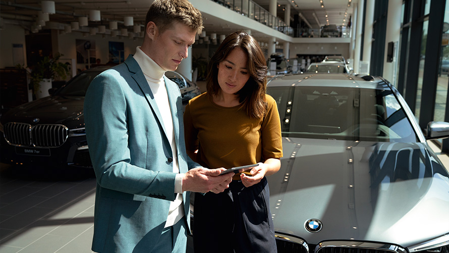 Υπάλληλος της BMW που εξυπηρετεί μια πελάτη Υπάλληλος της BMW που εξυπηρετεί μια πελάτη