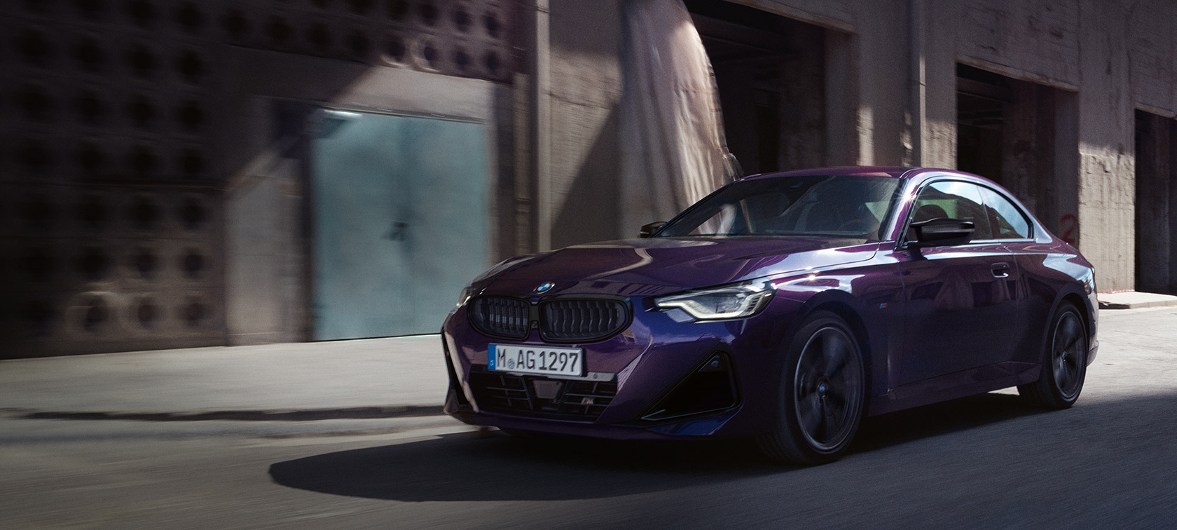 BMW Σειρά 2 Coup&eacute;, G42, 2024, Thundernight μεταλλικό, μπροστινή λήψη τριών τετάρτων σε κίνηση