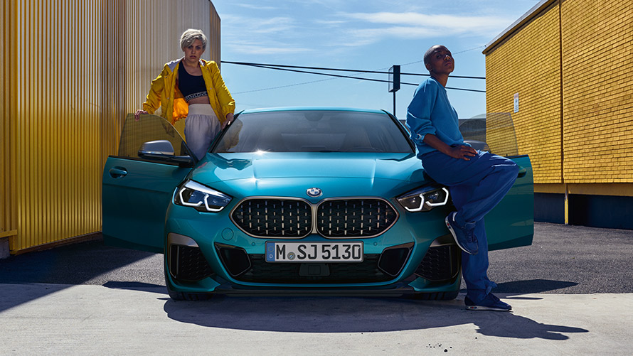 BMW Σειρά 2 Gran Coupé, F44, μπροστινή λήψη BMW Σειρά 2 Gran Coupé, F44, μπλε Snapper Rocks, μπροστινή λήψη με ανοικτές πόρτες και δύο άτομα στο αυτοκίνητο
