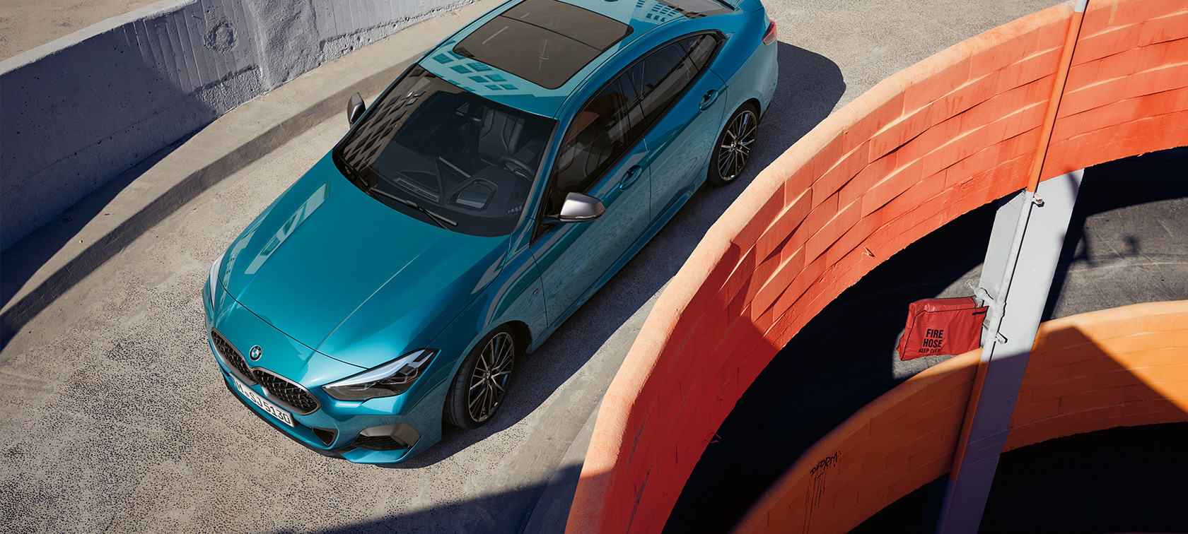 BMW Σειρά 2 Gran Coupé, F44, μπροστινή λήψη τριών τετάρτων από επάνω BMW Σειρά 2 Gran Coupé, F44, μπλε Snapper Rocks μεταλλικό, μπροστινή λήψη τριών τετάρτων, λήψη επάνω από την οροφή