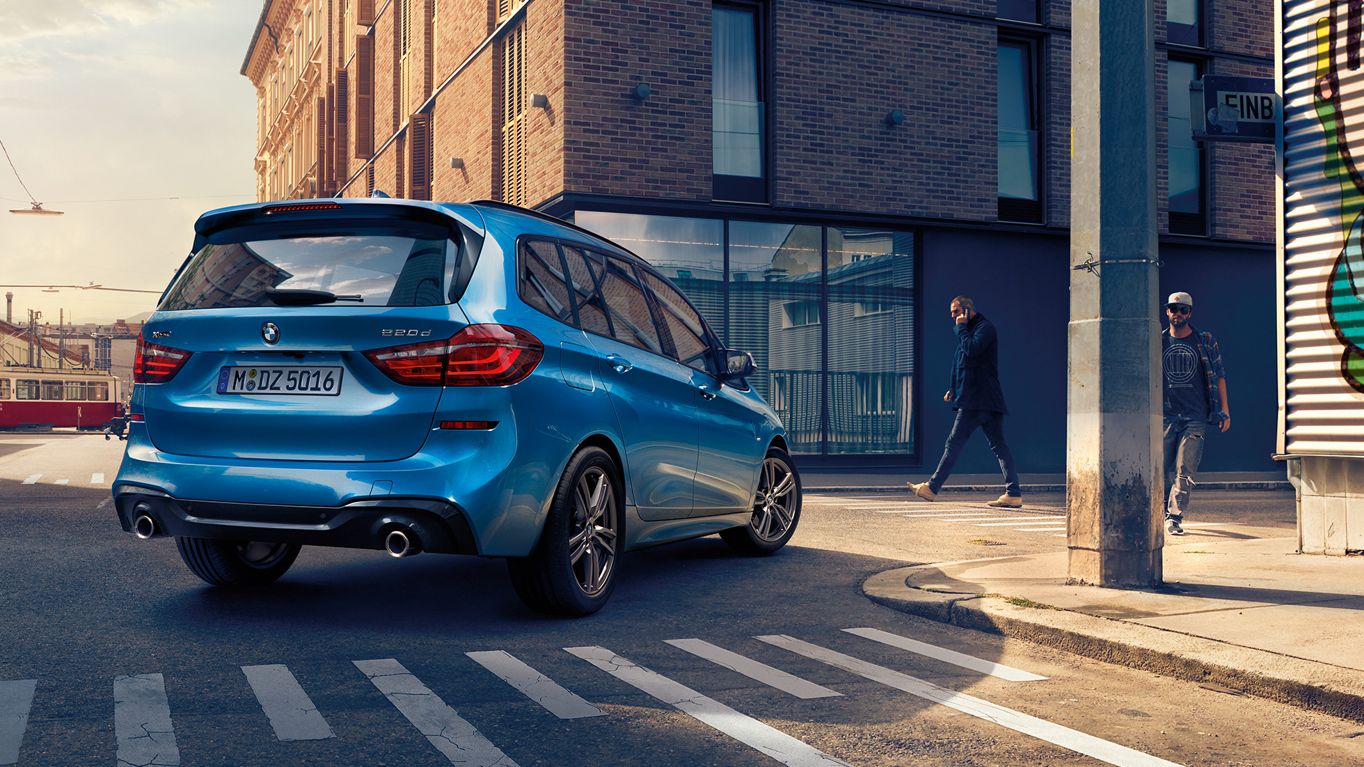 Εξωτερικό, BMW Σειρά 2 Gran Tourer Εξωτερικό, BMW Σειρά 2 Gran Tourer 220d xDrive F46 2018, μπλε Misano μεταλλικό, πίσω λήψη τριών τετάρτων, κινούμενη στο κέντρο της πόλης