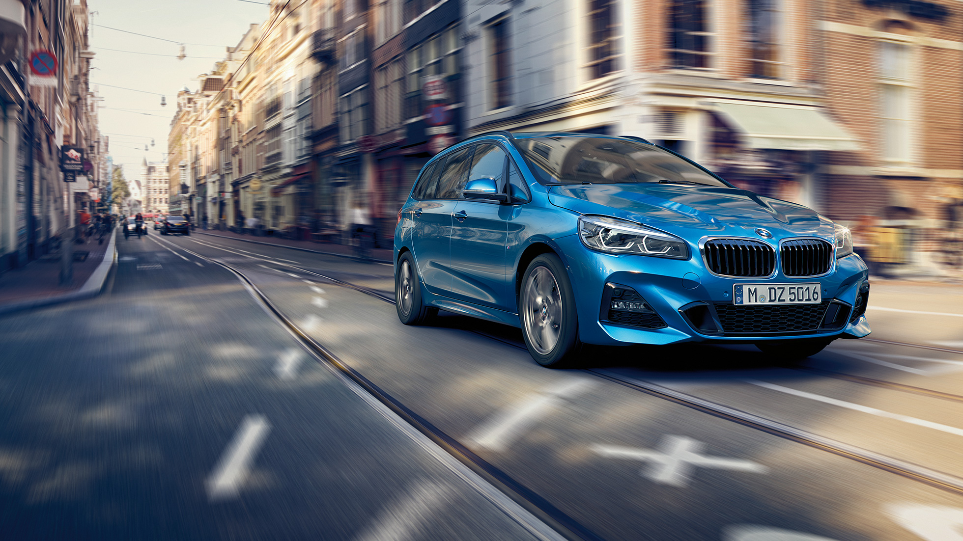 Δυναμική οδήγησης, BMW Σειρά 2 Gran Tourer Δυναμική οδήγησης, BMW Σειρά 2 Gran Tourer F46 2018, μπλε Misano μεταλλικό, μπροστινή λήψη τριών τετάρτων, κινούμενη στο κέντρο της πόλης