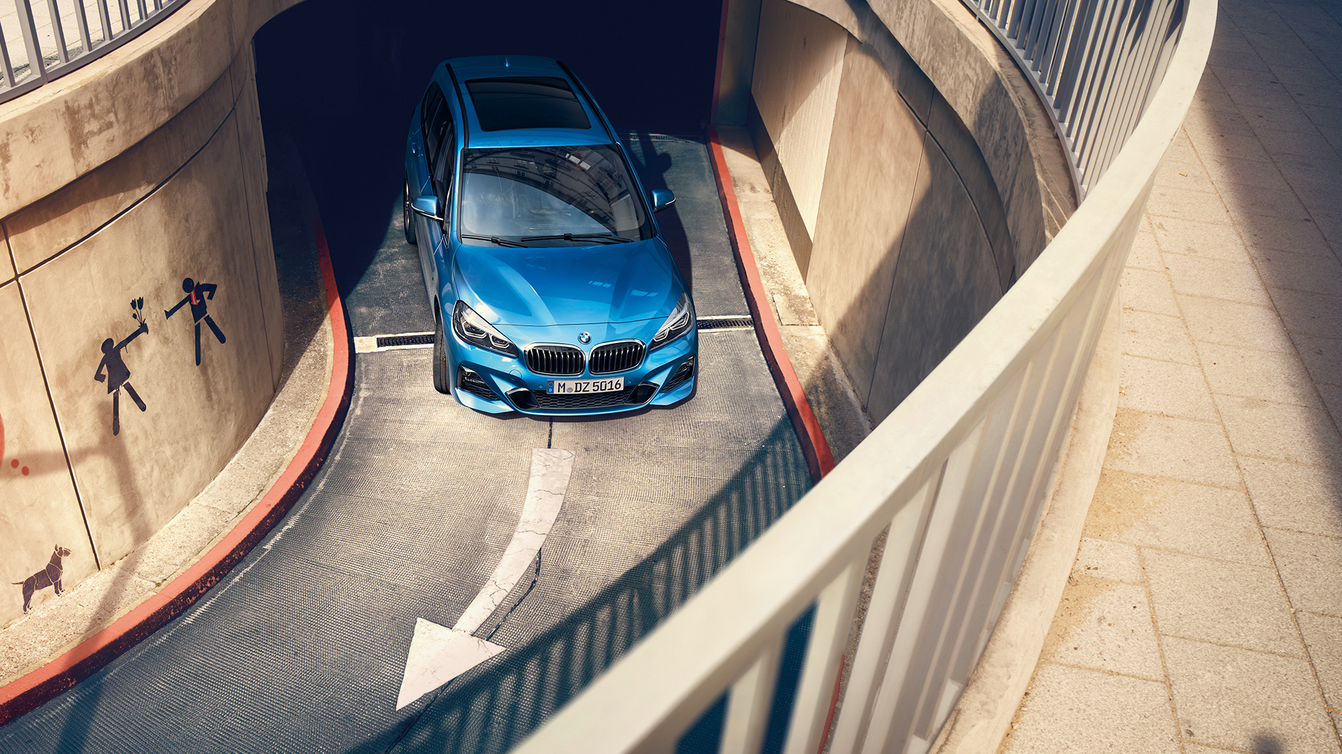 BMW Σειρά 2 Gran Tourer, κινούμενη σε πολυώροφο σταθμό αυτοκινήτων BMW Σειρά 2 Gran Tourer F46 2018, μπλε Misano μεταλλικό, πανοραμική λήψη, κινούμενη σε πολυόροφο σταθμό αυτοκινήτων