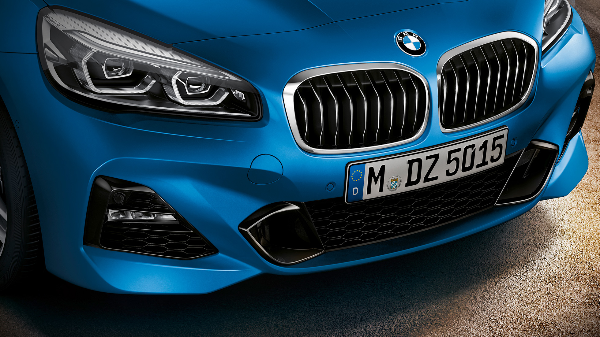 Μάσκα με διπλά "νεφρά", BMW Σειρά 2 Gran Tourer Μάσκα με διπλά "νεφρά", BMW Σειρά 2 Gran Tourer F46 2018, μπλε Misano μεταλλικό, κοντινή λήψη μπροστά