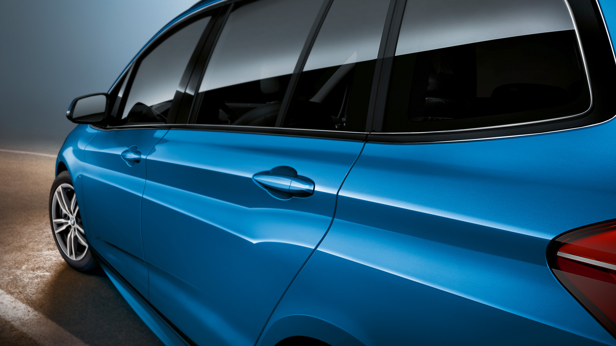 Πλαϊνό τμήμα, BMW Σειρά 2 Gran Tourer Πλαϊνό τμήμα, BMW Σειρά 2 Gran Tourer F46 2018, μπλε Misano μεταλλικό, κοντινή λήψη