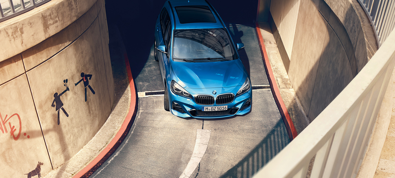BMW Σειρά 2 Gran Tourer, κινούμενη σε πολυώροφο σταθμό αυτοκινήτων BMW Σειρά 2 Gran Tourer F46, μπλε Misano μεταλλικό, πανοραμική λήψη, κινούμενη σε πολυόροφο σταθμό αυτοκινήτων