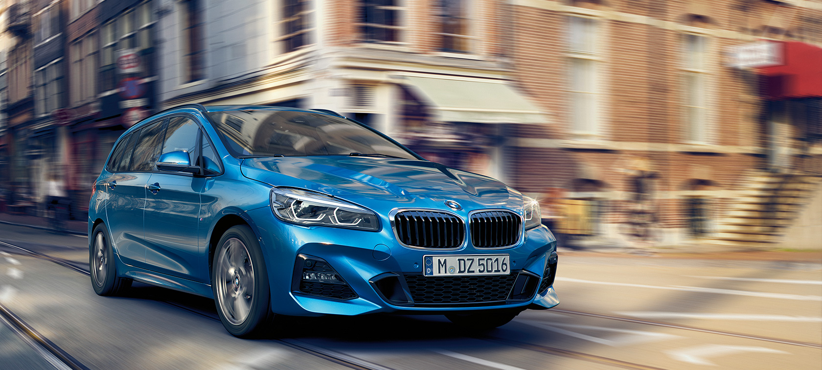 BMW Σειρά 2 Gran Tourer, κινούμενη σε δρόμο BMW Σειρά 2 Gran Tourer F46 2018, μπλε Misano μεταλλικό, μπροστινή λήψη τριών τετάρτων, κινούμενη σε δρόμο