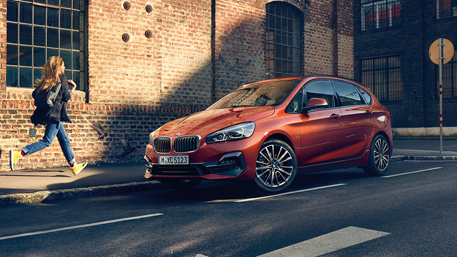 BMW Σειρά 2 Active Tourer F45 πλαϊνή λήψη τρία τέταρτα στο δρόμο BMW Σειρά 2 Active Tourer F45 πλαϊνή λήψη τρία τέταρτα στο δρόμο