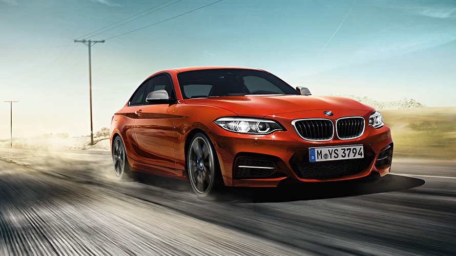BMW Σειρά 2 Coupé μπροστινή λήψη τρία τέταρτα εν κινήσει στο δρόμο BMW Σειρά 2 Coupé μπροστινή λήψη τρία τέταρτα εν κινήσει στο δρόμο