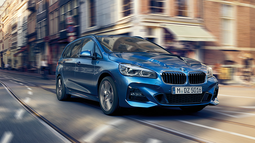 BMW Σειρά 2 Gran Tourer F46 μπροστινή λήψη τρία τέταρτα στο δρόμο BMW Σειρά 2 Gran Tourer F46 μπροστινή λήψη τρία τέταρτα στο δρόμο