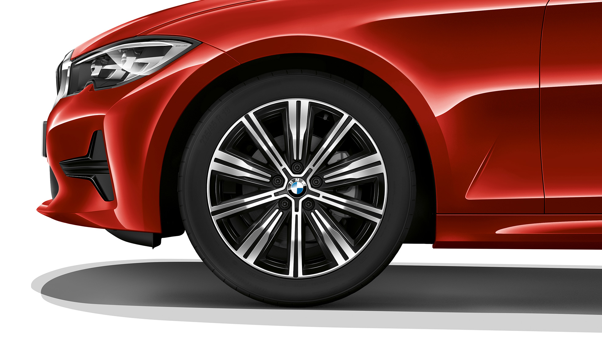 BMW Σειρά 3 Sedan, Έκδοση Advantage, ζάντες ελαφρού κράματος. Κοντινή λήψη των ζαντών ελαφρού κράματος της BMW Σειράς 3 Sedan με στοιχεία εξοπλισμού της Έκδοσης Advantage.
