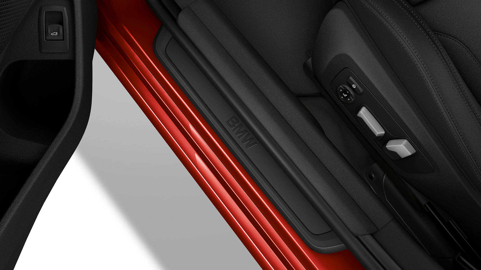 BMW Σειρά 3 Sedan, Έκδοση Advantage, μαρσπιέ. Κάτοψη διακοσμητικών καλυμμάτων μαρσπιέ στην BMW Σειρά 3 Sedan με στοιχεία εξοπλισμού της Έκδοσης Advantage.