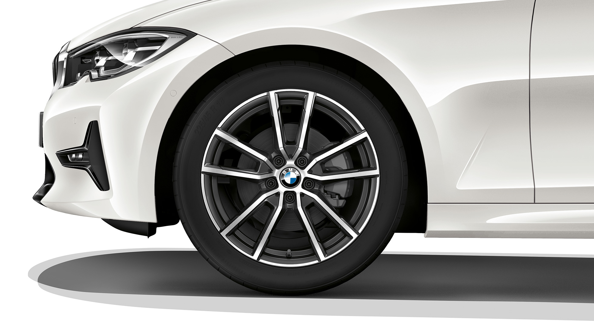 BMW Σειρά 3 Sedan, Έκδοση Sport Line, ζάντες ελαφρού κράματος. Κοντινή λήψη των ζαντών ελαφρού κράματος της BMW Σειράς 3 Sedan με στοιχεία εξοπλισμού της Έκδοσης Sport Line.