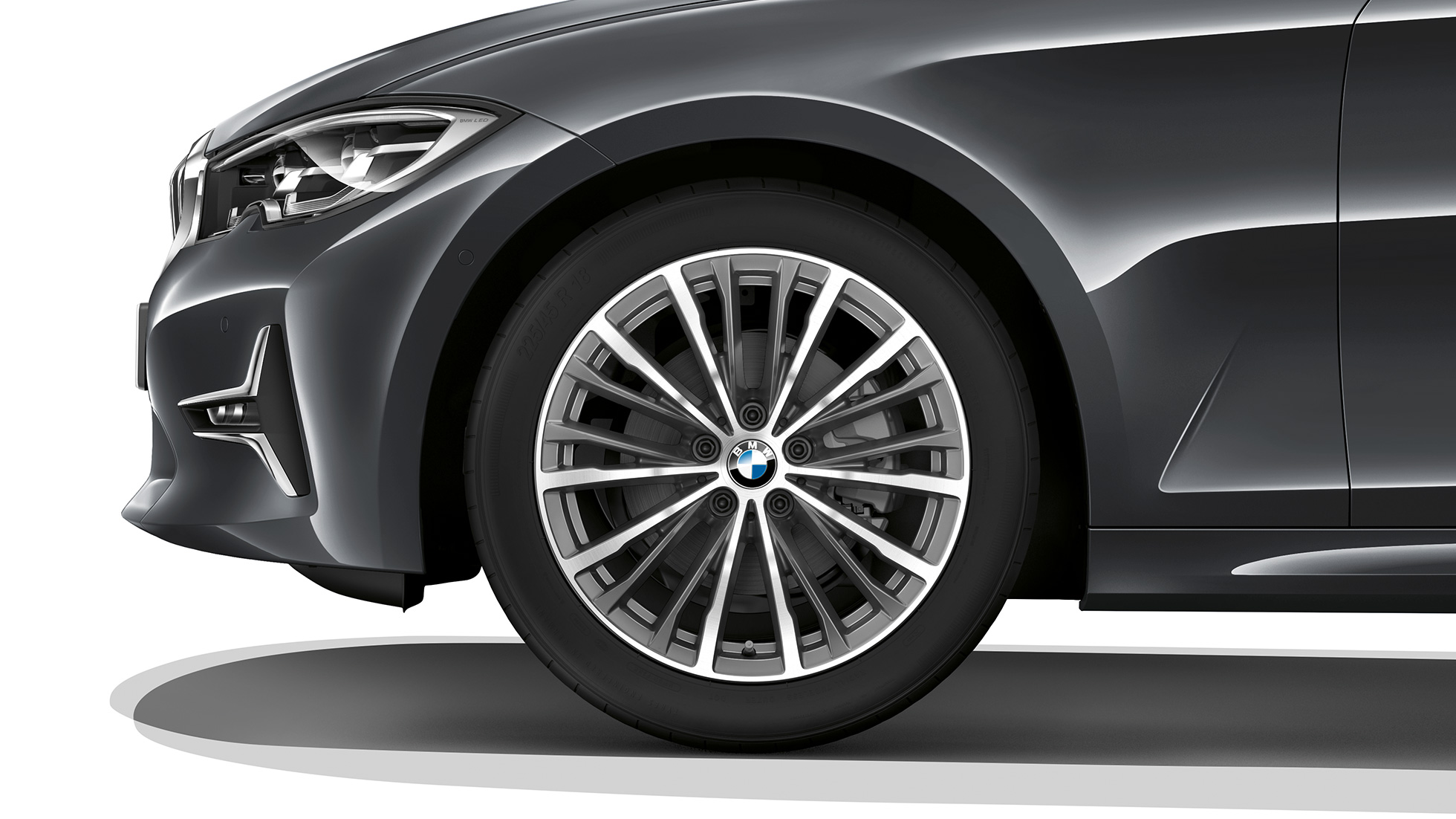 BMW Σειρά 3 Sedan, Έκδοση Luxury Line, ζάντες ελαφρού κράματος Κοντινή λήψη των ζαντών ελαφρού κράματος της BMW Σειράς 3 Sedan με στοιχεία εξοπλισμού της Έκδοσης Luxury Line.