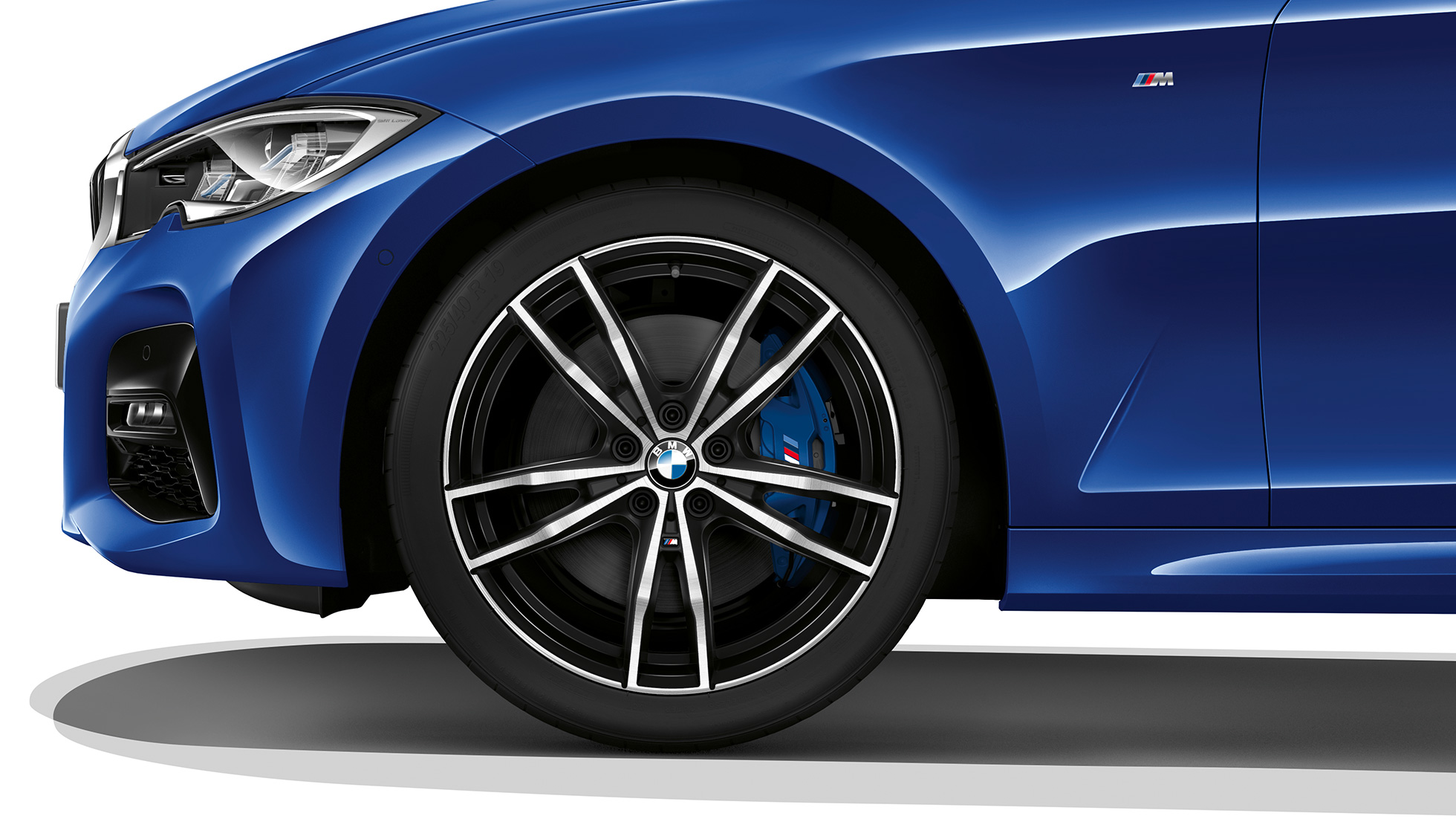 BMW Σειρά 3 Sedan, Έκδοση M Sport, ζάντες ελαφρού κράματος. Κοντινή λήψη των ζαντών ελαφρού κράματος της BMW Σειράς 3 Sedan με στοιχεία εξοπλισμού της Έκδοσης M Sport.