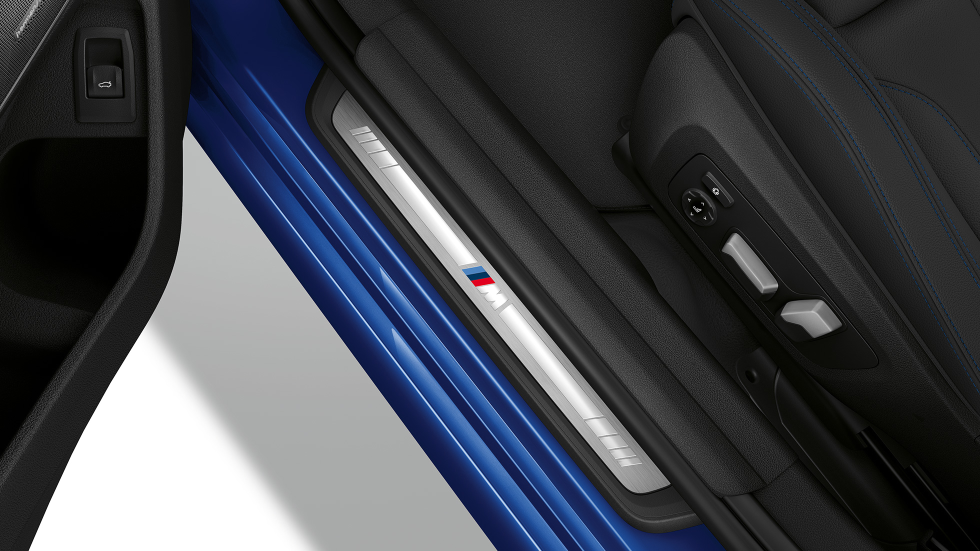 BMW Σειρά 3 Sedan, Έκδοση M Sport, μαρσπιέ. Κάτοψη διακοσμητικών καλυμμάτων μαρσπιέ στην BMW Σειρά 3 Sedan με στοιχεία εξοπλισμού της Έκδοσης M Sport.