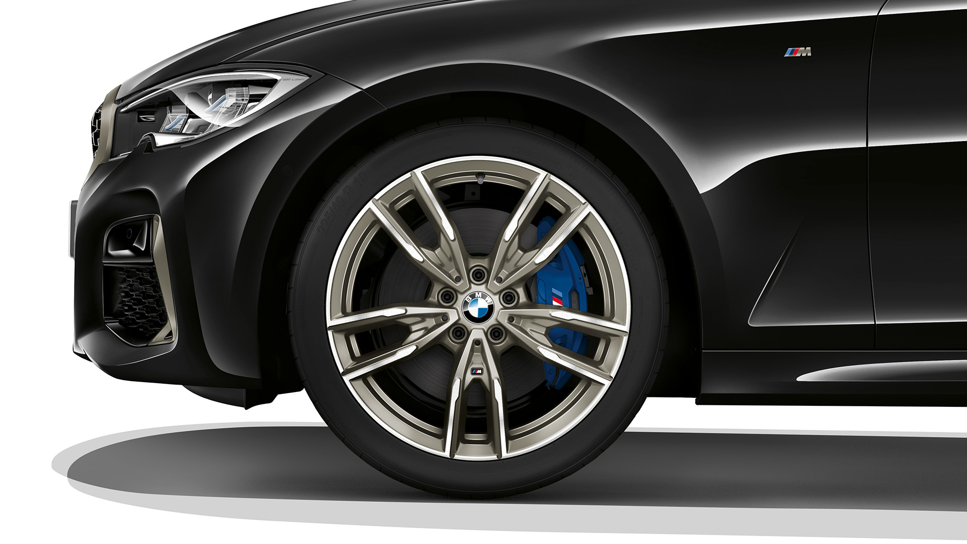 BMW Σειρά 3 Sedan, M340i xDrive, ζάντες ελαφρού κράματος. Κοντινή λήψη των ζαντών ελαφρού κράματος της BMW Σειράς 3 M340i xDrive Sedan.