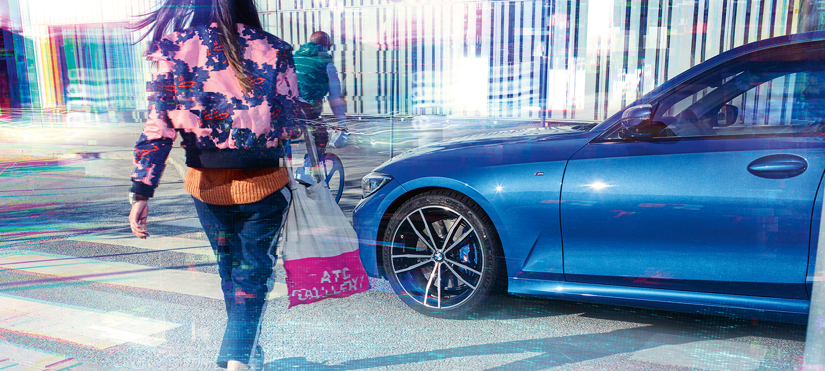 BMW Σειρά 3 Sedan, πλαϊνή λήψη τριών τετάρτων. Πλαϊνή λήψη τριών τετάρτων της BMW Σειράς 3 Sedan σε άσφαλτο, σε αστικό σκηνικό με επιβάτες.